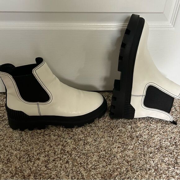 Sam Edelman Women’s White Lug Sole Ankle Boot Size 8.5 - Picture 2 of 9